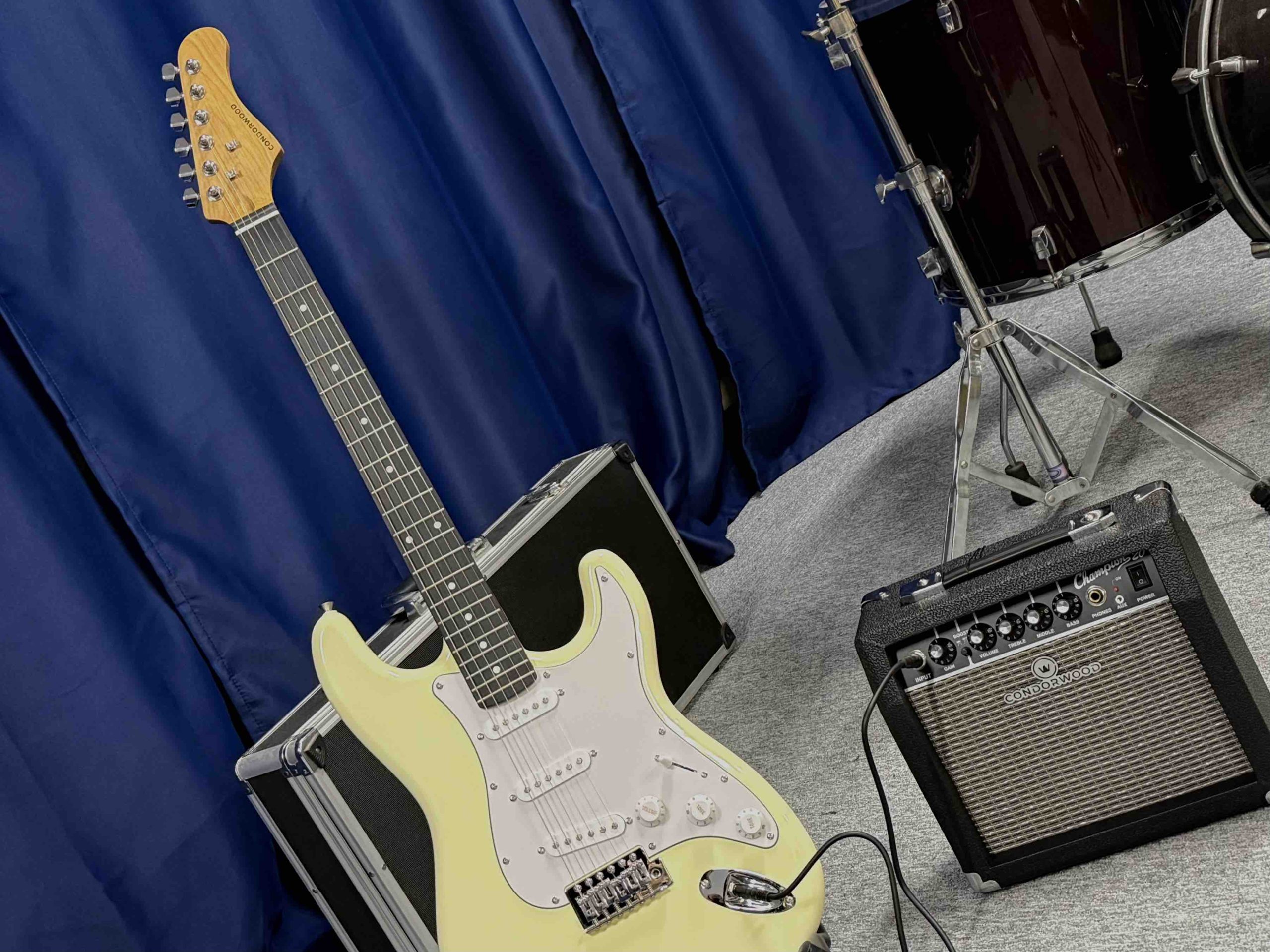 Condorwood RS-100 connected to the CH-20 amplifier in a small home practice setup.